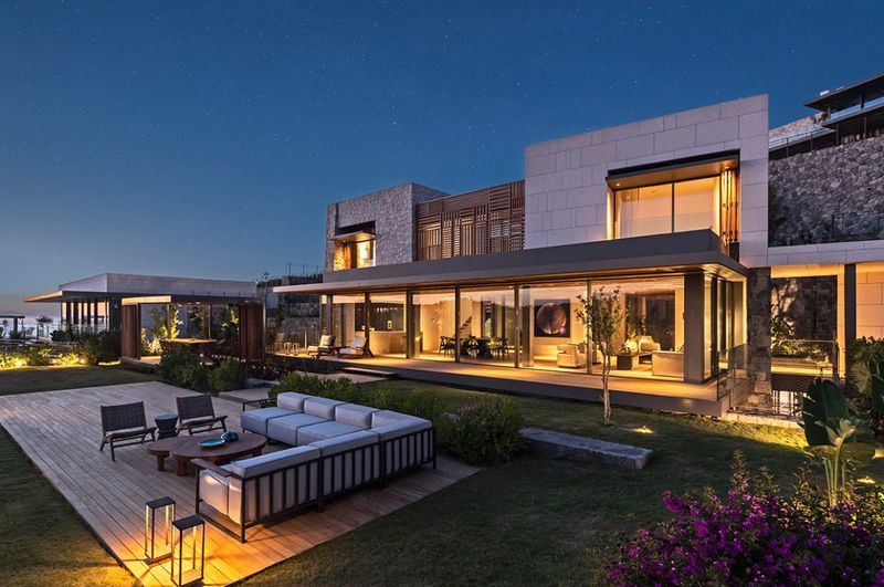 Nevada Market Watch: 11 Homes Losing Value By End Of 2025 (And 5 That Are Gaining Steam) - Decor Hint Desert Mega Mansions