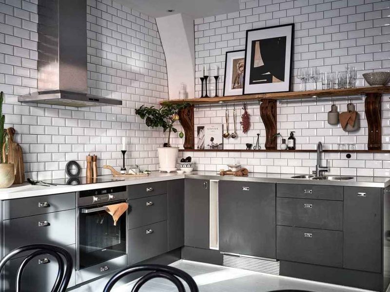 22 Traditional Kitchen Trends That Are Becoming More Popular In Modern Homes - Decor Hint Subway Tile