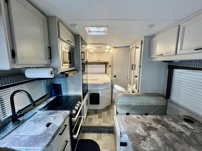 Thor Motor Coach Chateau 22E