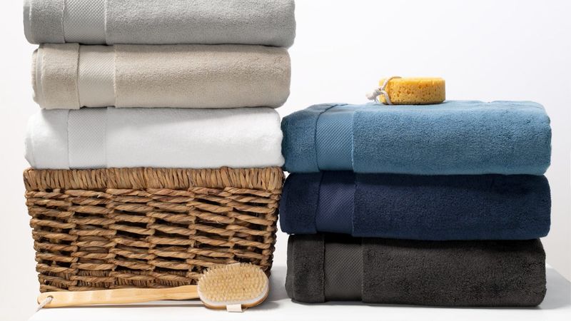 How To Fake A Deep Clean 10 Visual Tricks And 7 Spotless Secrets That Impress Guests - Decor Hint Straighten Towels and Blankets