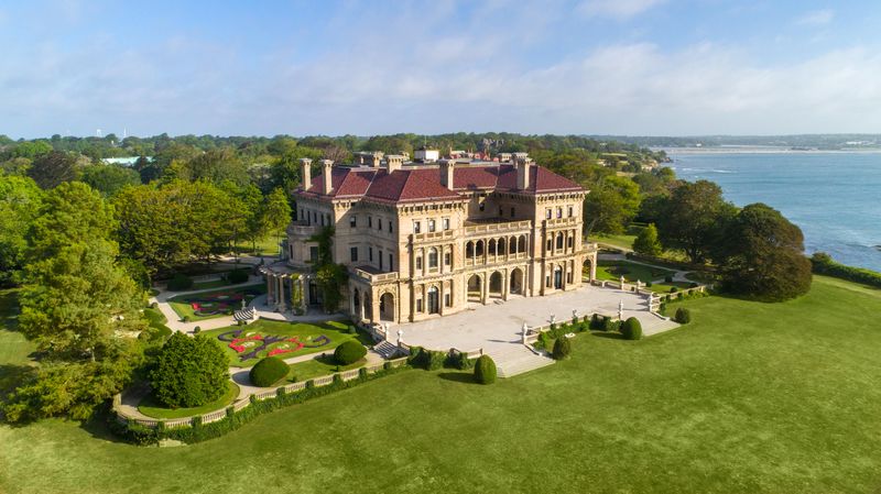 Inside 25 Luxurious Homes Of The Richest Gilded Age Families In USA - Decor Hint The Breakers: Vanderbilt's Newport Palace