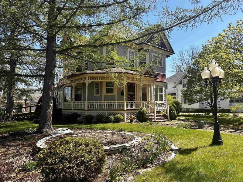 Wisconsin's Best-Kept Secrets, 8 Timeless Curb Appeal Styles - Decor Hint Victorian-Era Queen Anne