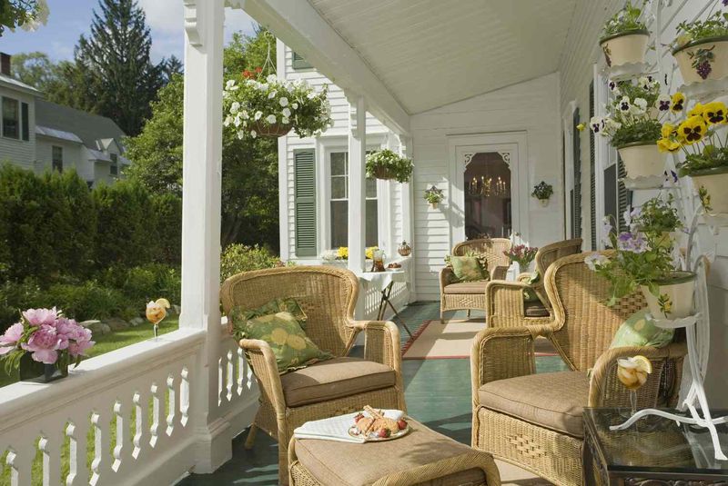 Mississippi Designers Share 6 Porch No-Gos And 8 Outdoor Favorites - Decor Hint Cluttered Decor Collections