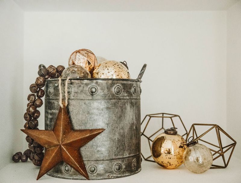 9 July 4th Decor Ideas (That Aren't Red, White & Tacky) - Decor Hint Modern Metallic Accents