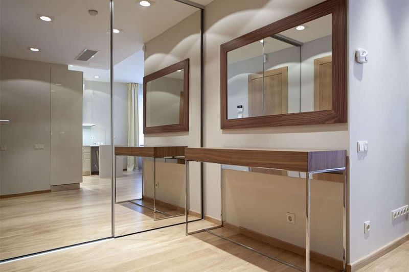 4 Home Features Huntsville Buyers Are Avoiding Lately + 7 They Have Never Loved - Decor Hint Mirrored Walls Reflect Poor Design Choices