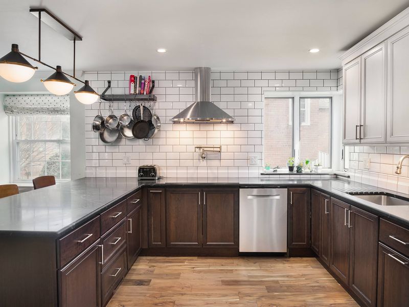 10 Kitchen Looks That Are Losing Popularity In Pennsylvania (With 10 That Still Shine) - Decor Hint Subway Tile Backsplash