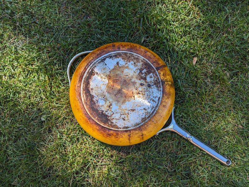 9 Vintage And Antique Decor Pieces You Should Avoid Having In Your Home And 9 To Own Instead - Decor Hint Avoid: Vintage Cookware