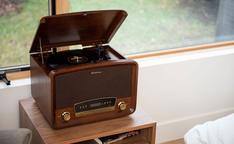 10 Retro Decor Pieces Gen Z In Carlisle Is Bringing Back With A Modern Twist - Decor Hint Vintage Record Players