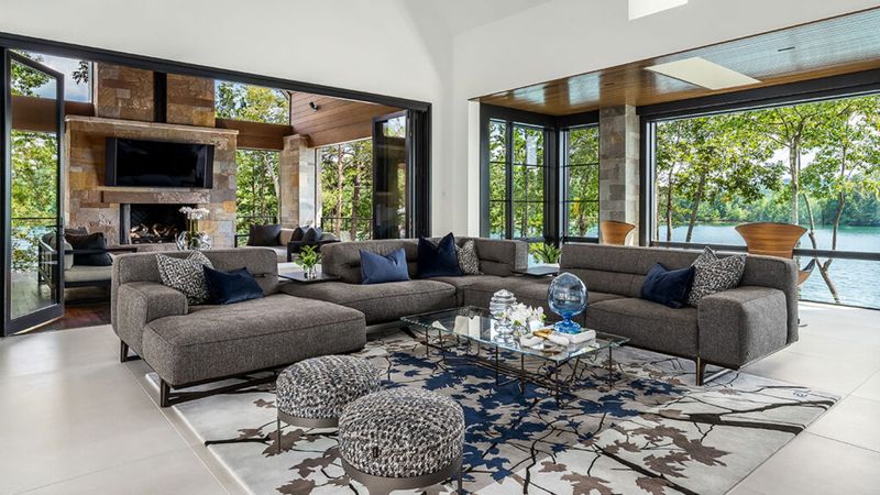 Glossy finishes that reflect clutter