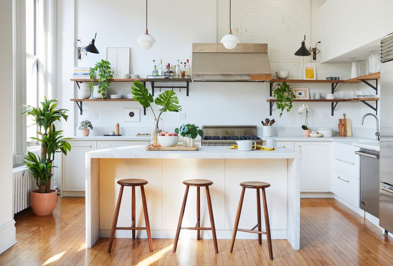25 Outdated Home Decor Mistakes Everyone Probably Makes - Decor Hint Fake Plants Collecting Dust