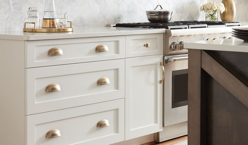Design Experts Reveal: 10 Kitchen Turn-Offs Seen In California Homes - Decor Hint Cabinet Hardware Hodgepodge