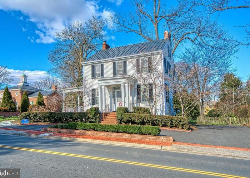 Inside 22 Historic Virginia Homes That Feel Frozen In Time - Decor Hint Leesburg Historic District: Federal-style Townhouse Row