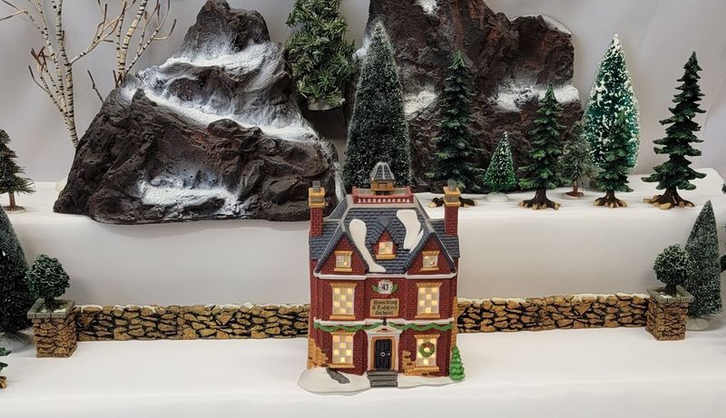Indiana's Collectibles Market Faces Change With 14 Items Losing Value Fast And 6 Now Practically Worthless - Decor Hint Department 56 Villages