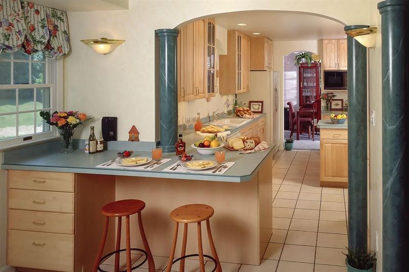 22 Things Every '80s Home Had Whether You Wanted Them Or Not - Decor Hint Faux Marble Columns