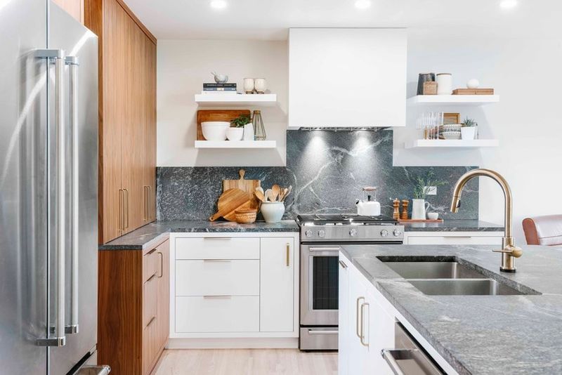 12 Kitchen Eyesores Designers Can't Stand (And 10 Features They Actually Love) - Decor Hint Mismatched Appliances