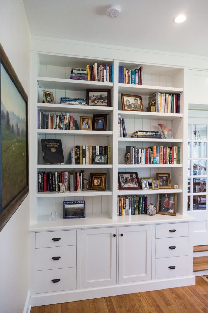 What's In And What's Over: 10 Long-Lasting PA Decorating Trends And 3 That Miss The Mark - Decor Hint Built-In Bookcases (In)