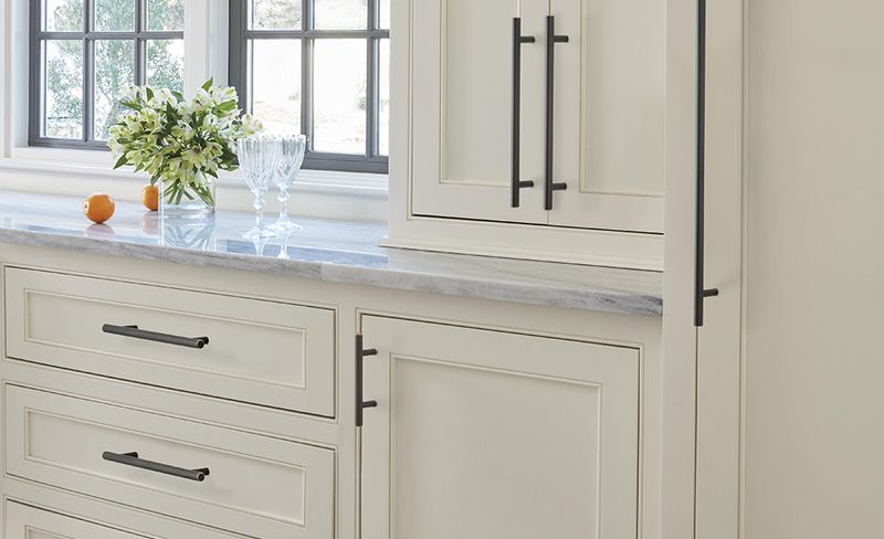 7 Things Making California Kitchens Look Cheap (Plus 7 That Instantly Elevate Them), According To Designers - Decor Hint Builder-Grade Cabinet Hardware