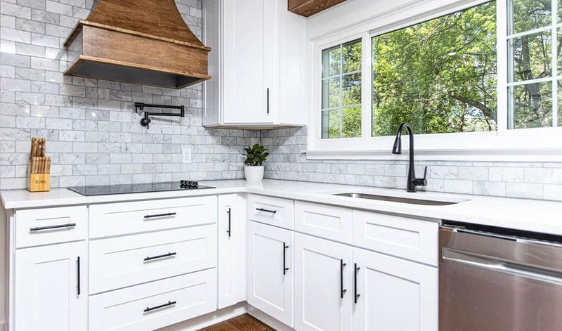 22 Charming Kitchen Ideas That Have Never Gone Out Of Style In America - Decor Hint Shaker Cabinets That Never Shout For Attention