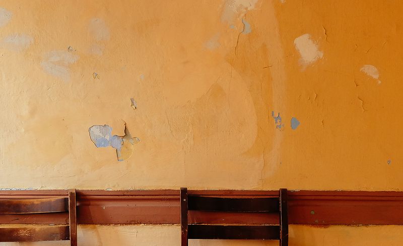 Clear Signs That Your Home Needs Renovation - Decor Hint Peeling Paint And Cracked Walls