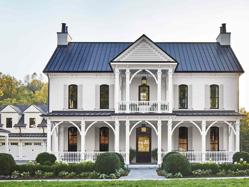 8 Tennessee Curb Appeal Looks That'll Have You Saying "Bless This House" - Decor Hint Classic Colonial Porch