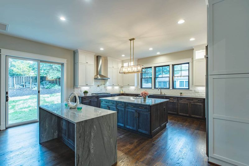 9 Kitchen Items That Undermine Maryland Style (Plus 9 That Elevate It), According To Designers - Decor Hint Oversized Islands: Maryland Kitchens Aren't Parking Lots