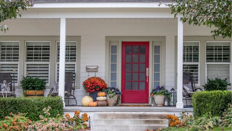 13 Styling Errors That Lower Your Home's Appeal According To Stagers Plus More Design Don'ts - Decor Hint Ignoring Curb Appeal