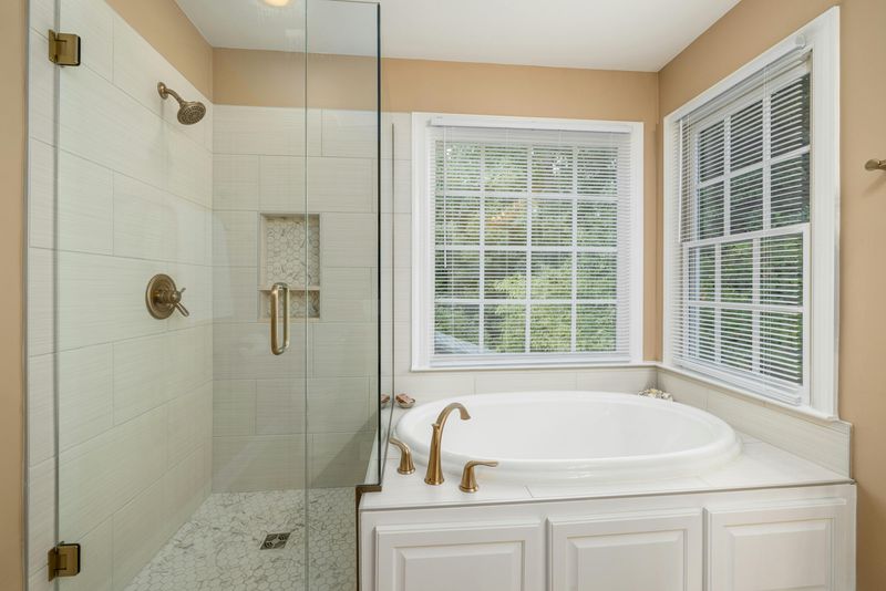 Seamless Glass Enclosures for Visual Expansion