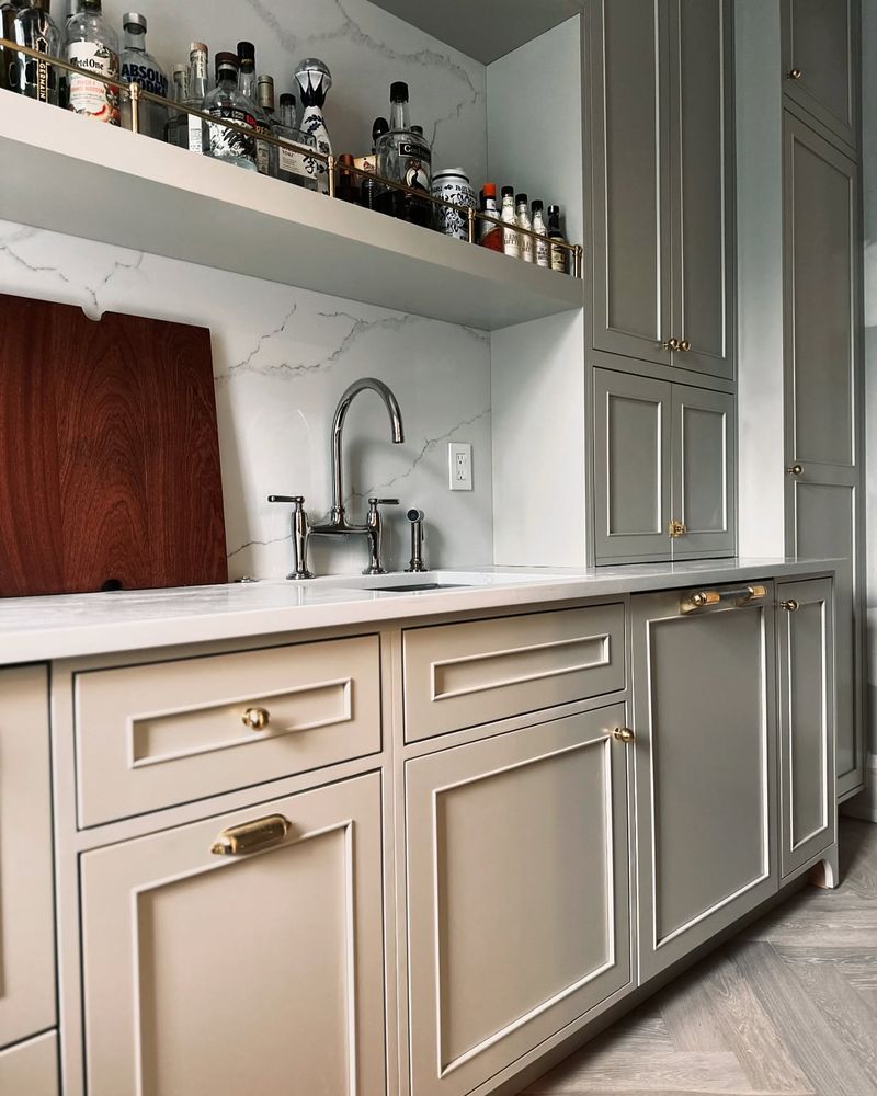 I've Seen These 10 Common Kitchen Items Crowd New York Homes And These 10 Transform Them Into Luxe Spaces - Decor Hint Brass Hardware