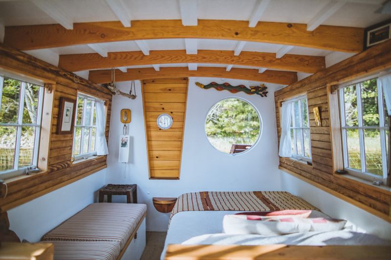 15 Best Open-Concept Tiny Homes Designers Love - Decor Hint Floating Houseboat
