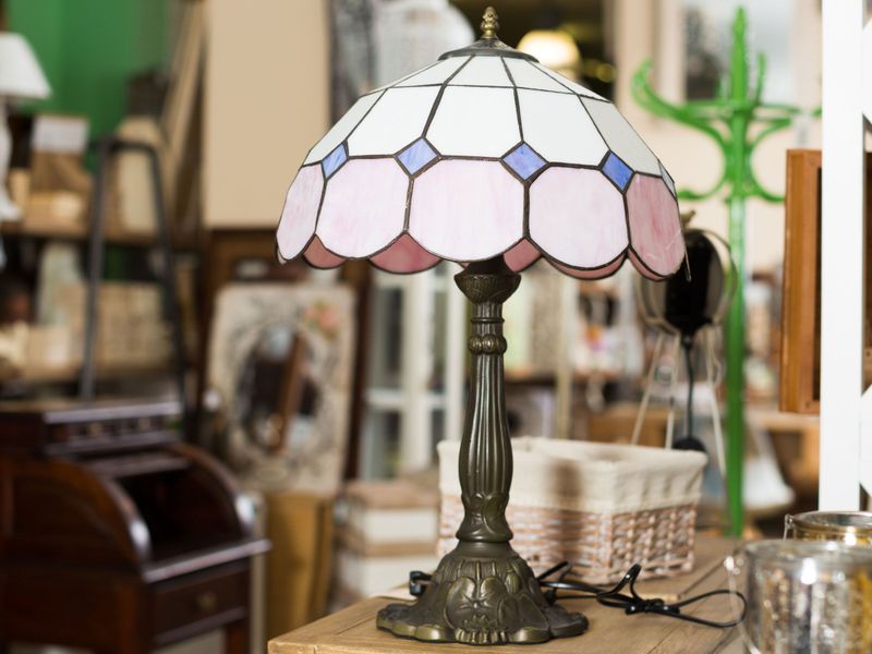 9 1900s Antiques That Looked Valuable But Weren't, And 4 That Really Were - Decor Hint Mass-Produced Art Deco Lamps