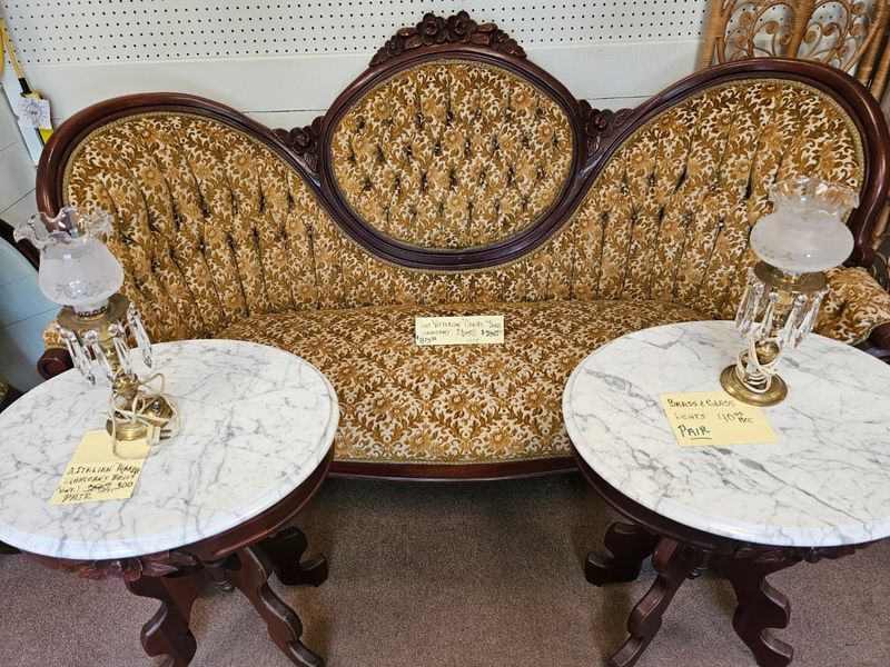 10 Types Of Antiques That Lose Value Over Time And 6 That Are Now Totally Worthless - Decor Hint Heavy, dark-stained Victorian furniture