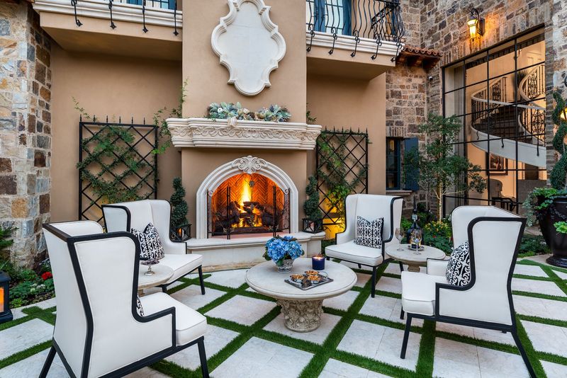 Courtyard Homes With Indoor-Outdoor Living