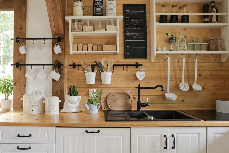 10 Fresh Coastal Decorating Ideas From California Interiors - Decor Hint Open Shelving With Curated Collections