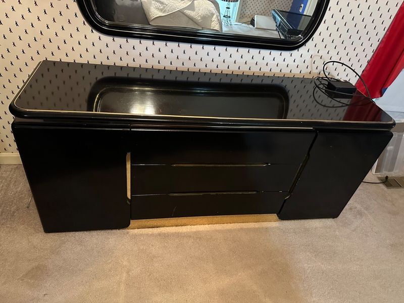 18 Nostalgic Home Trends That Ruin Boomers' Homes - Decor Hint Lacquered Furniture