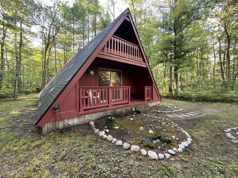 8 Value-Tanking Homes Of 2025, And 3 That Are Just As Hopeless - Decor Hint Forgotten A-Frame Cabins