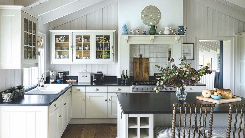 25 Old Fashioned '80s Kitchen Cabinet Trends That Everyone Wants In 2025 - Decor Hint Wood And Glass Combinations