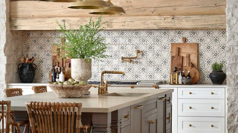 Colorado Kitchens Are Moving On From These 11 Looks (But These 13 Are Here To Stay) - Decor Hint Traditional Floral Backsplashes
