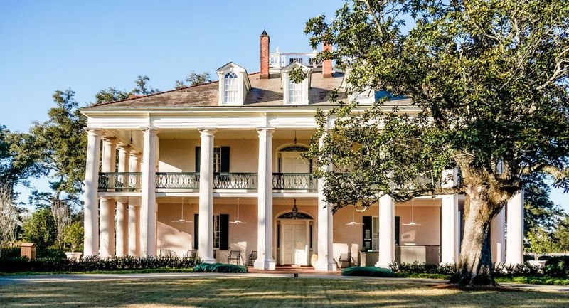 7 Time-Honored Curb Appeal Designs From Louisiana Neighborhoods - Decor Hint Plantation-Style Elegance