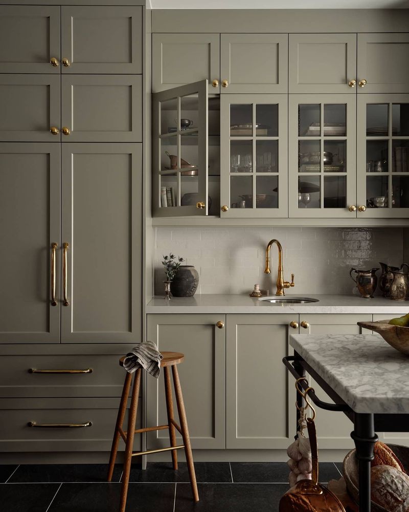 The 13 Paint Tricks Designers Swear By For A More Luxurious Kitchen - Decor Hint Soft Neutrals