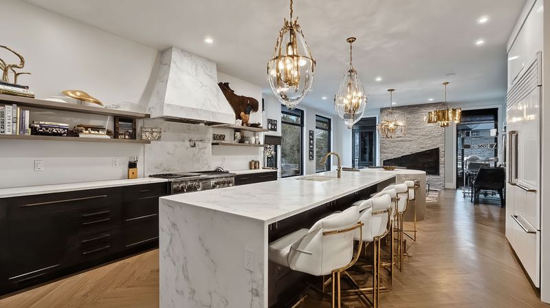 7 Decor Touches In Katy Homes Gaining New Fans And 5 That Always Stayed Stylish - Decor Hint Statement Lighting Fixtures