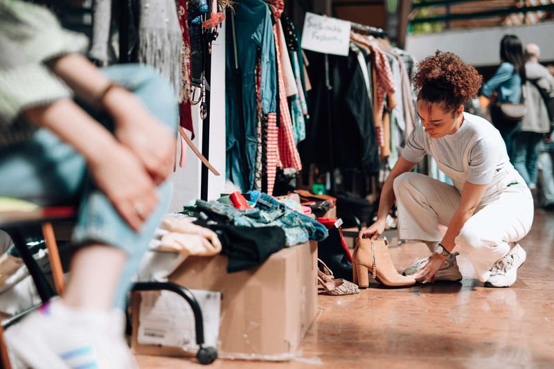 9 Things You Should Never Do When Thrifting, According To Experts - Decor Hint Disrespect The Space And Staff