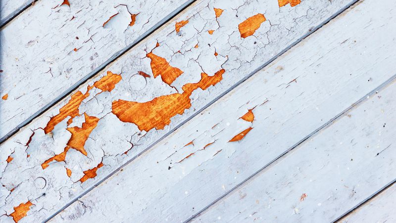 18 Red Flags Home Buyers Notice First About Your House (Plus 4 Deal Breakers) - Decor Hint Peeling Exterior Paint