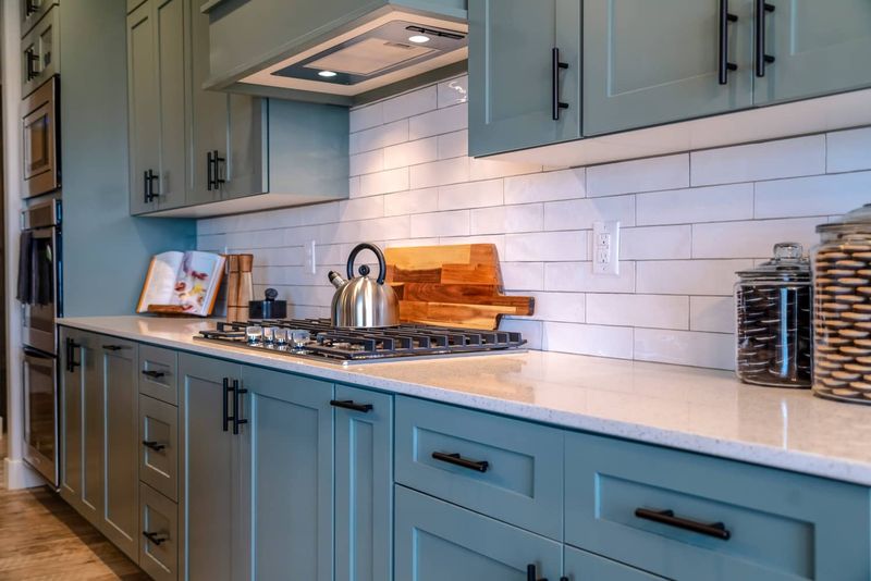 These 17 Kitchen Mistakes Could Cost You A Sale In Pennsylvania - Decor Hint Poor Ventilation Creates Lingering Odors