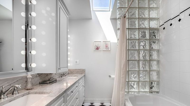 25 Outdated Home Decor Mistakes Everyone Probably Makes - Decor Hint Hollywood Mirror Lights