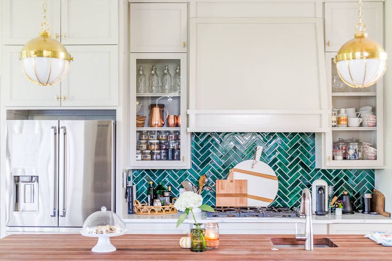10 Dated Backsplash Trends And 10 Timeless Options They Should Be Exchanged With - Decor Hint Dated: Diagonal Tile Layouts