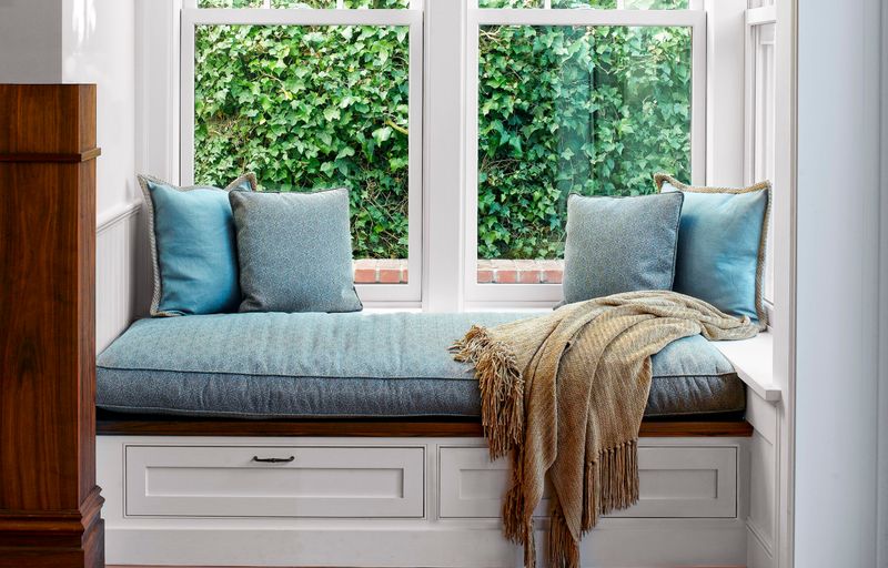 22 Charming Kitchen Ideas That Have Never Gone Out Of Style In America - Decor Hint Window Seats That Invite Daydreaming