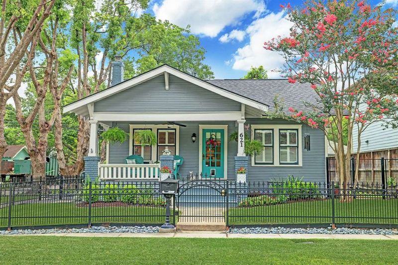 7 Timeless Exterior Designs Inspired By Old Houston Neighborhoods Plus 3 You Shouldn't Miss - Decor Hint Craftsman Bungalows