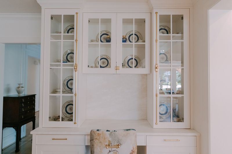 16 Nostalgic Kitchen Ideas Designers Wish Would Make A Comeback Soon (Plus 6 Special Ones) - Decor Hint Hutch Cabinets