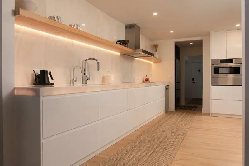 According To Experts 10 Things Hurting Your Illinois Kitchen's Style (And 10 That Help) - Decor Hint Clear Counter Spaces (helping)