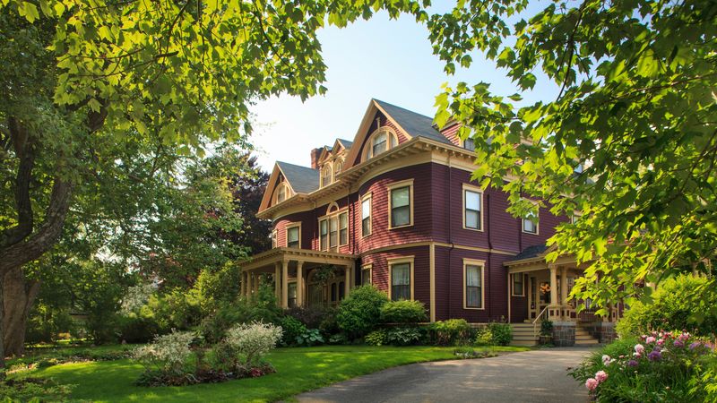 10 Ways Mid-Century Modern and Victorian Homes Compare In 2025's Housing Market - Decor Hint Appreciation Rates